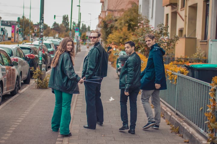Die vier auf einer Straße mit parkenden Autos, Herbstlicht