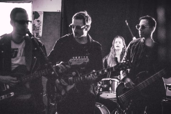 Die Band beim Spielen im Proberaum, Schwarzweiß