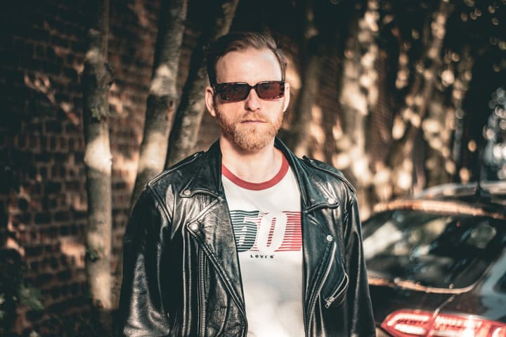 Porträt mit Sonnenbrille und Lederjacke im Gegenlicht