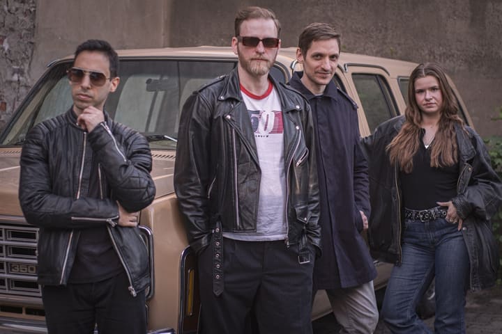 Die Band vor einem alten Pick-up